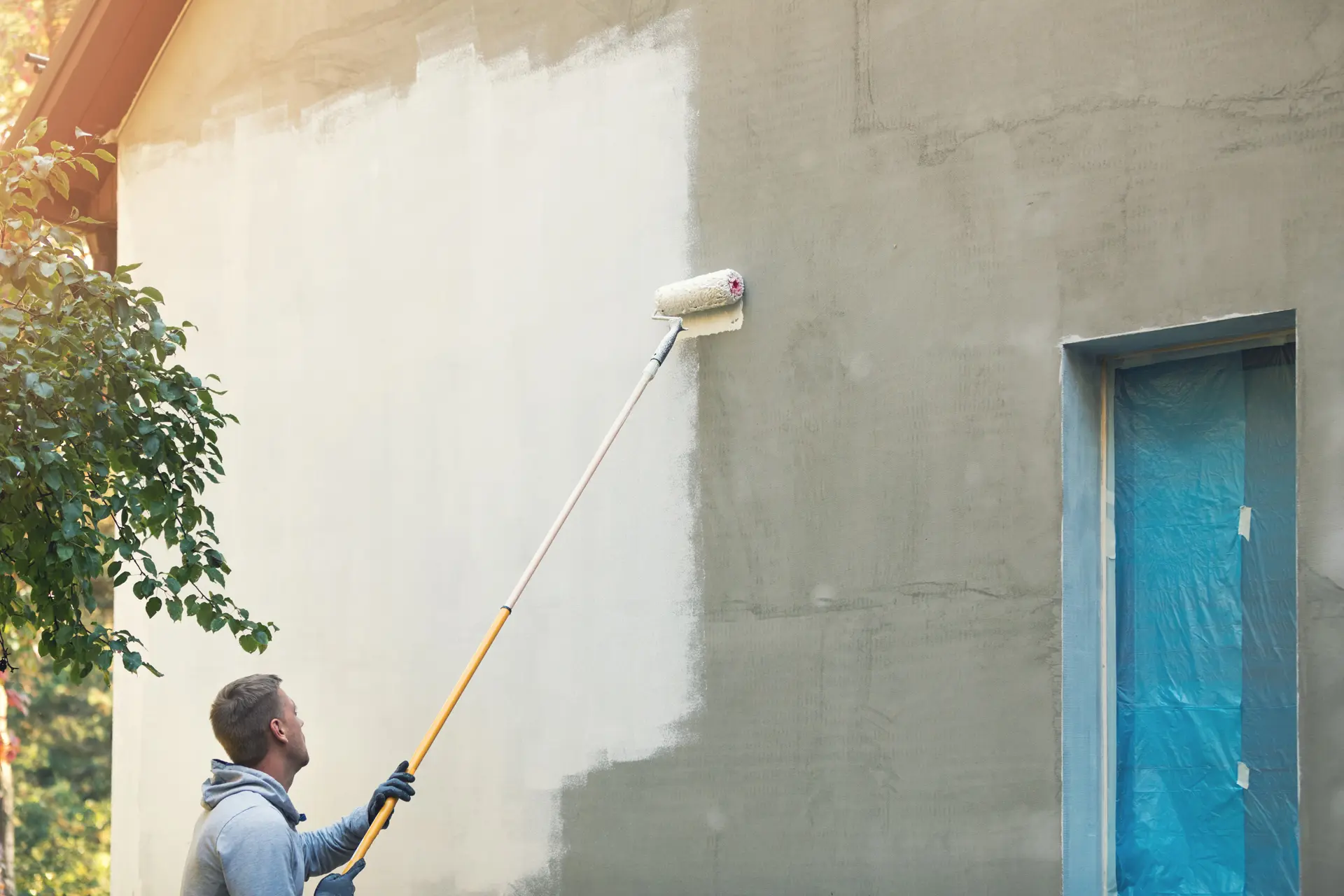 Pintor trabajando en una fachada en Cáceres